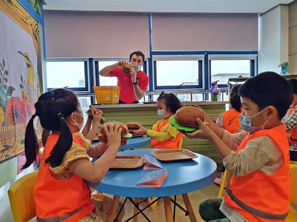 진주미래인재센터, 어린이 영어 체험 교실 운영 재개 | 뉴스로